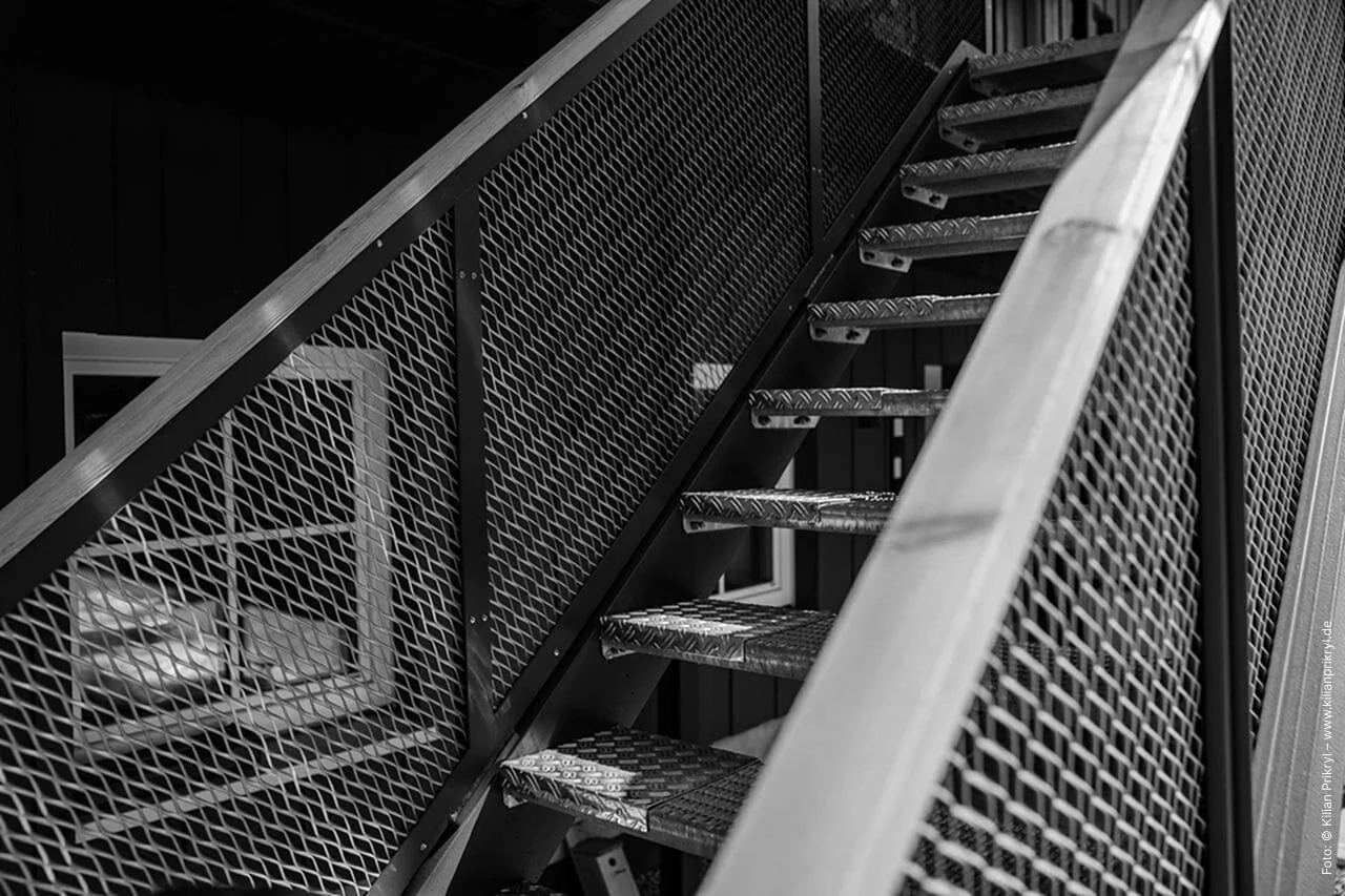 Stahltreppe mit Gitterroststufen und Geländer